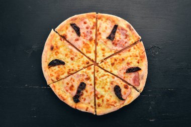 Pizza jambon, füme domates ve mozzarella peyniri. İtalyan mutfağı. Ahşap bir arka plan üzerinde. Metin için özgür yer. Üstten görünüm.