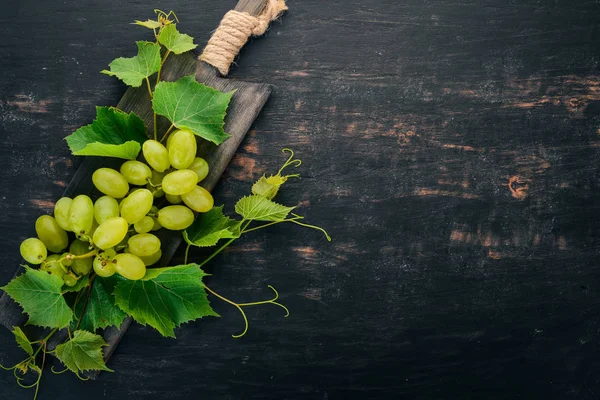 Verse Groene Druiven Met Blaadjes Van Druiven Bovenaanzicht Een Zwarte — Stockfoto