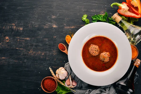 Sopa Verduras Con Bolas Carne Sobre Viejo Fondo Madera Espacio — Foto de Stock