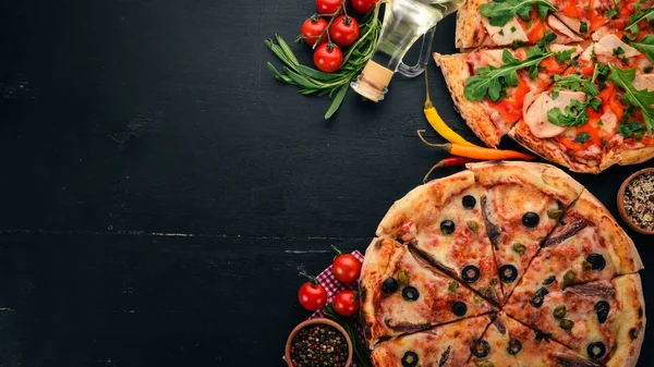 Juego Pizza Sobre Fondo Madera Negro Espacio Libre Para Texto — Foto de Stock