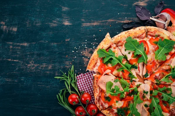 Pizza Med Bacon Paprika Och Ruccola Italienska Rätter Trä Bakgrund — Stockfoto