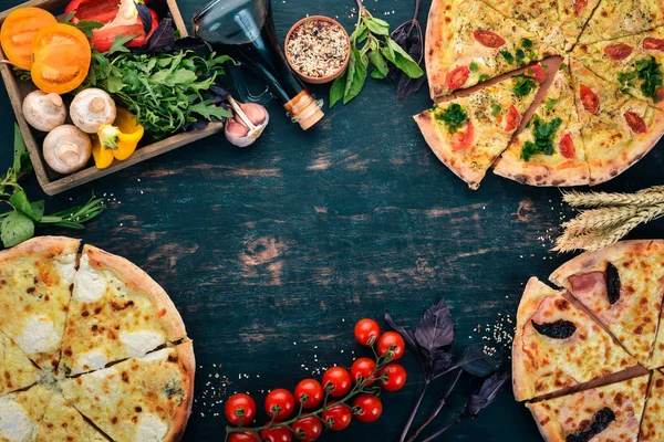 Antecedentes Comida Italiana Surtido Pizza Sobre Fondo Madera Negro Espacio — Foto de Stock