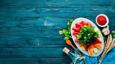 Dilimlenmiş taze sebze bir tabak. Salata. Eski ahşap arka plan üzerinde. Metin için özgür yer. Üstten görünüm.