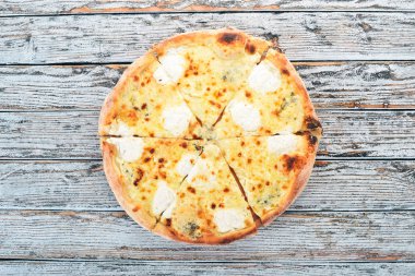 Pizza Quattro Formaggi. İtalyan mutfağı. Ahşap bir arka plan üzerinde. Metin için özgür yer. Üstten görünüm.