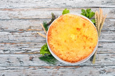 Khachapuri peynir ile. Gürcü mutfağı. Eski ahşap arka plan üzerinde. Metin için özgür yer. Üstten görünüm.