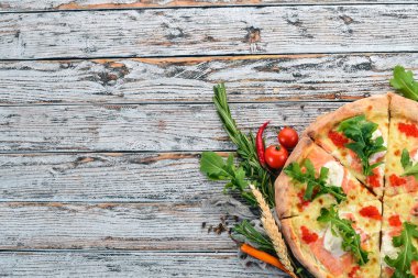 Somon ve havyar pizza. Deniz ürünleri. İtalyan mutfağı. Ahşap bir arka plan üzerinde. Metin için özgür yer. Üstten görünüm.