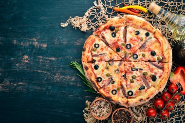 Deniz ürünleri Pizza. İtalyan mutfağı. Ahşap bir arka plan üzerinde. Metin için özgür yer. Üstten görünüm.