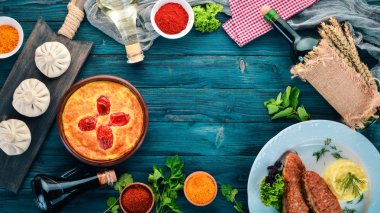 Gürcü ve Avrupa mutfaklarından yemekler ürün yelpazesine. Eski ahşap arka plan üzerinde. Metin için özgür yer. Üstten görünüm.