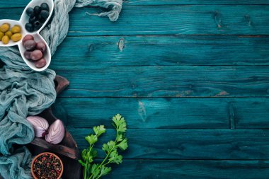 Pişirme arka plan. Sebze ve baharat. Ahşap bir arka plan üzerinde. Metin için özgür yer. Üstten görünüm.