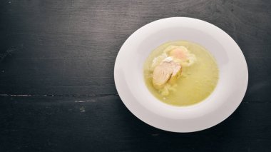 Yumurta tavuk çorbası. Eski ahşap arka plan üzerinde. Metin için özgür yer. Üstten görünüm.