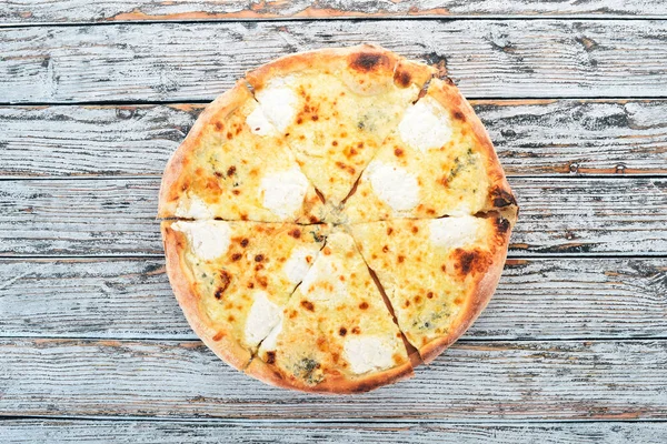 Pizza Quatro Formaggi Итальянская Кухня Деревянном Фоне Свободное Место Текста — стоковое фото