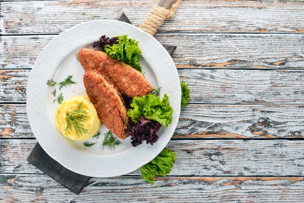 Escalopes Viande Avec Purée Pommes Terre Sur Une Assiette Sur — Photo