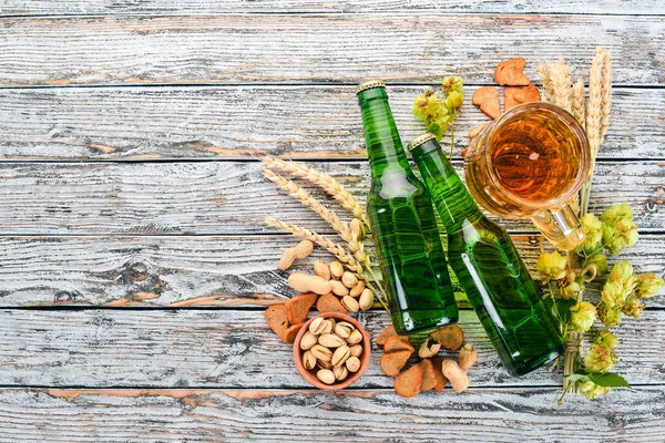 Cerveza Aperitivos Galletas Saladas Pescado Seco Patatas Fritas Nueces Cacahuetes — Foto de Stock