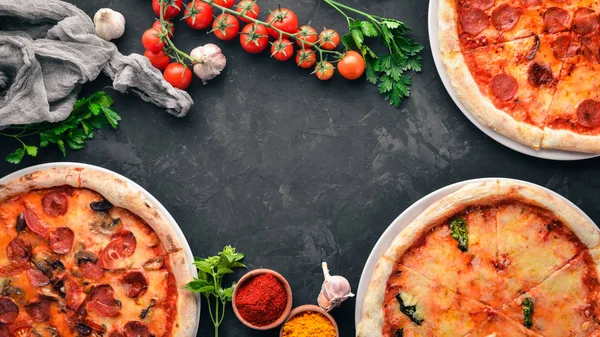 Juego Pizza Cocina Italiana Sobre Fondo Piedra Negra Espacio Libre — Foto de Stock