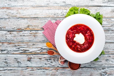 Sebze Pancar çorbası. Borsch ekşi krema ile. Eski ahşap arka plan üzerinde. Metin için özgür yer. Üstten görünüm.