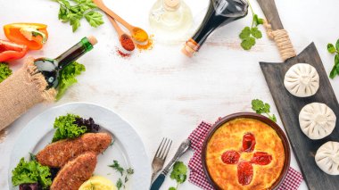 Gürcü ve Avrupa mutfaklarından yemekler ürün yelpazesine. Eski ahşap arka plan üzerinde. Metin için özgür yer. Üstten görünüm.