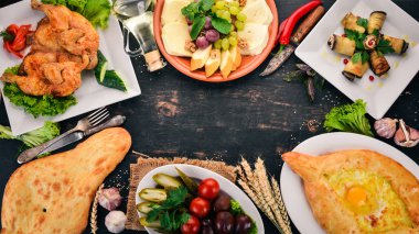 Gıda arka plan. Gürcü mutfağı. Siyah ahşap arka plan üzerinde. Metin için özgür yer. Üstten görünüm.