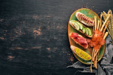 Balık, avokado, salatalık ve mantarlı sandviç kümesi. Ahşap bir arka plan üzerinde. Ücretsiz kopya alanı. Üstten görünüm.