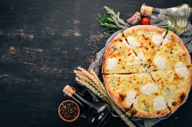Pizza Quattro Formaggi. İtalyan mutfağı. Ahşap bir arka plan üzerinde. Metin için özgür yer. Üstten görünüm.