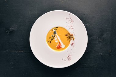 Balkabağı çorbası tohumları ile. Sağlıklı gıda. Ahşap bir arka plan üzerinde. Ücretsiz kopya alanı. Üstten görünüm.