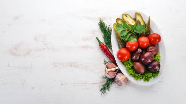 Bir plaka üzerinde çeşitli Turşu sebze. Eski ahşap arka plan üzerinde. Metin için özgür yer. Üstten görünüm.