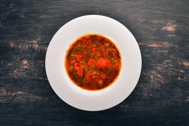 Sebze çorbası kharcho. Eski ahşap arka plan üzerinde. Metin için özgür yer. Üstten görünüm.