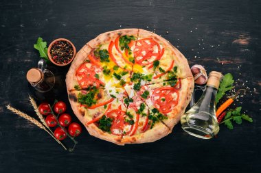 Sebze ve çılbır pizza. İtalyan mutfağı. Ahşap bir arka plan üzerinde. Metin için özgür yer. Üstten görünüm.