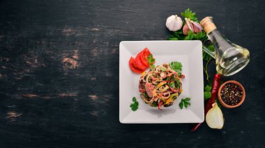 Kavrulmuş sebze salatası. Izgara sebze. Eski ahşap arka plan üzerinde. Metin için özgür yer. Üstten görünüm.