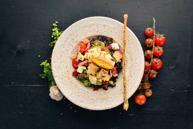Mavi peynir ve parmesan peyniri ile taze sebze salatası. Eski arka plan üzerinde. Ücretsiz kopya alanı. Üstten görünüm.