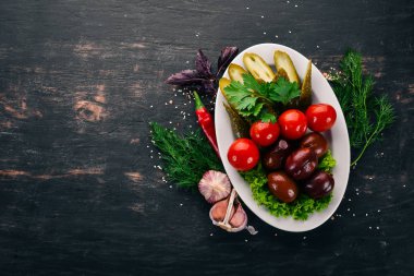 Bir plaka üzerinde çeşitli Turşu sebze. Eski ahşap arka plan üzerinde. Metin için özgür yer. Üstten görünüm.