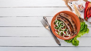 Pişmiş sosis ızgara. Barbekü. Eski ahşap arka plan üzerinde. Metin için özgür yer. Üstten görünüm.