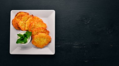 Patatesli Çörek ekşi krema ile. Patatesli krep. Ukraynalı mutfağı. Eski ahşap arka plan üzerinde. Metin için özgür yer. Üstten görünüm.