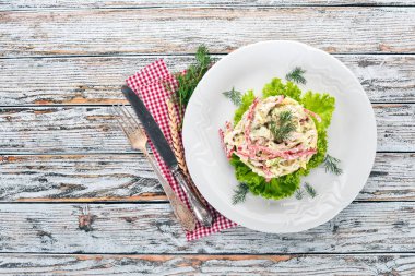 Mayonez sebze salatası. Eski ahşap arka plan üzerinde. Metin için özgür yer. Üstten görünüm.