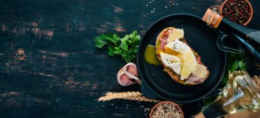 Haşlanmış yumurta, avokado ve parmesan peynirli sandviç. Ahşap bir arka plan üzerinde. Metin için özgür yer. Üstten görünüm.