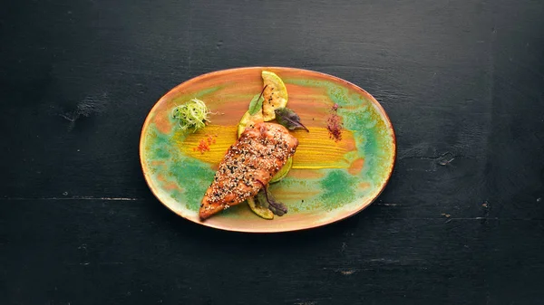 Susam ve kabak pişmiş tavuk fileto. Eski arka plan üzerinde. Ücretsiz kopya alanı. Üstten görünüm.