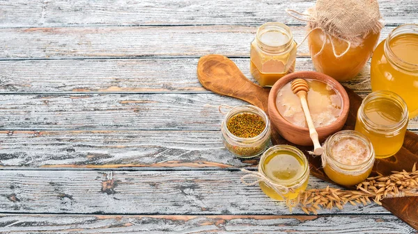 Bienenprodukte Und Honig Auf Weißem Holzgrund Freiraum Für Text Ansicht — Stockfoto