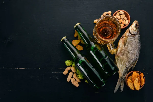 Cerveza Aperitivos Galletas Saladas Pescado Seco Patatas Fritas Nueces Cacahuetes —  Fotos de Stock