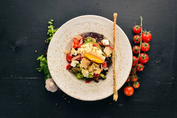Mavi peynir ve parmesan peyniri ile taze sebze salatası. Eski arka plan üzerinde. Ücretsiz kopya alanı. Üstten görünüm.