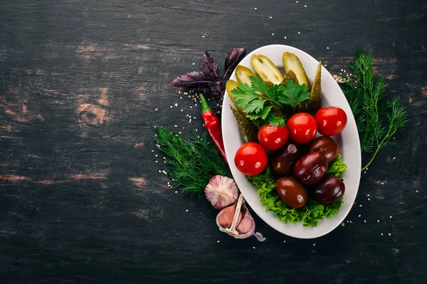 Vegetais Conservados Escabeche Variados Uma Chapa Velho Fundo Madeira Espaço — Fotografia de Stock