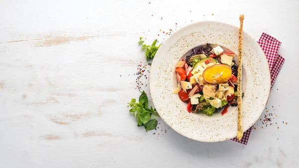 Mavi peynir ve parmesan peyniri ile taze sebze salatası. Eski arka plan üzerinde. Ücretsiz kopya alanı. Üstten görünüm.