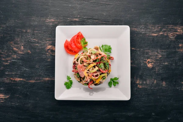 Kavrulmuş sebze salatası. Izgara sebze. Eski ahşap arka plan üzerinde. Metin için özgür yer. Üstten görünüm.