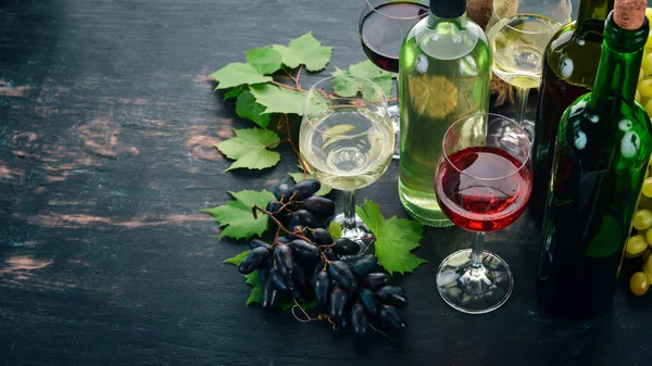 Set Vino Rosso Bianco Bottiglie Calici Uva Uno Sfondo Legno — Foto Stock