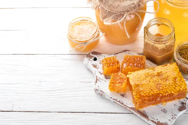 Bienenprodukte Und Honig Auf Weißem Holzgrund Freiraum Für Text Ansicht — Stockfoto