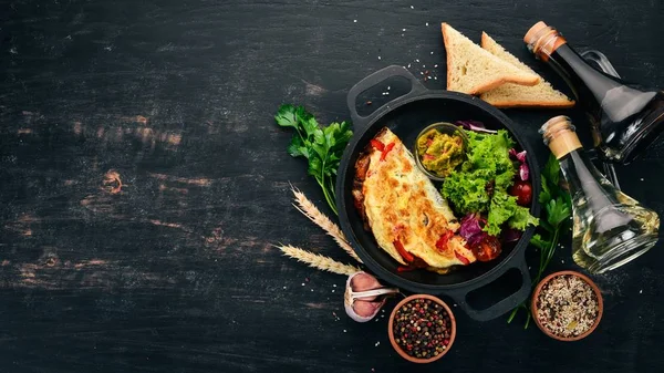 Omelett Med Grönsaker Och Svamp Stekpanna Trä Bakgrund Ledigt Utrymme — Stockfoto