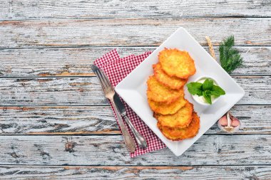 Patatesli Çörek ekşi krema ile. Patatesli krep. Ukraynalı mutfağı. Eski ahşap arka plan üzerinde. Metin için özgür yer. Üstten görünüm.