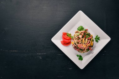 Kavrulmuş sebze salatası. Izgara sebze. Eski ahşap arka plan üzerinde. Metin için özgür yer. Üstten görünüm.