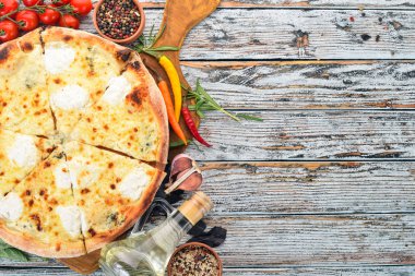 Pizza Quattro Formaggi. İtalyan mutfağı. Ahşap bir arka plan üzerinde. Metin için özgür yer. Üstten görünüm.