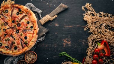 Deniz ürünleri Pizza. İtalyan mutfağı. Ahşap bir arka plan üzerinde. Metin için özgür yer. Üstten görünüm.