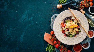 Mavi peynir ve parmesan peyniri ile taze sebze salatası. Eski arka plan üzerinde. Ücretsiz kopya alanı. Üstten görünüm.