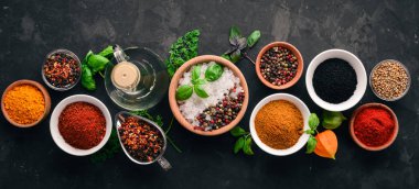 Baharat ve otlar taş bir tablo kümesi. Hint geleneksel baharat. Üstten görünüm. Ücretsiz kopya alanı.